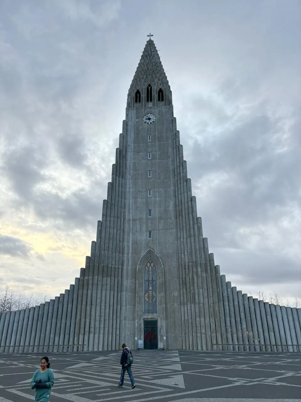 Pareja abrazada frente a un glaciar islandés cubierto de nieve