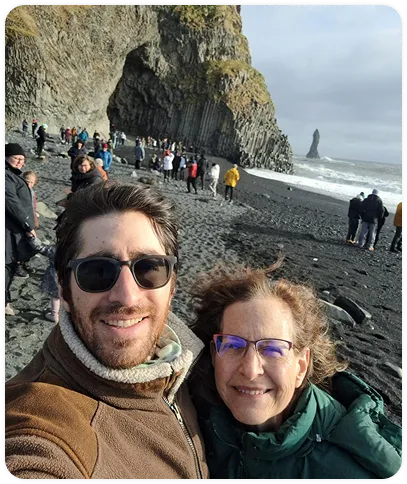 Cascada congelada descendiendo por un acantilado