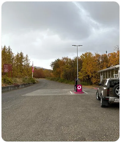 Lago geotérmico con vapor rodeado de rocas negras