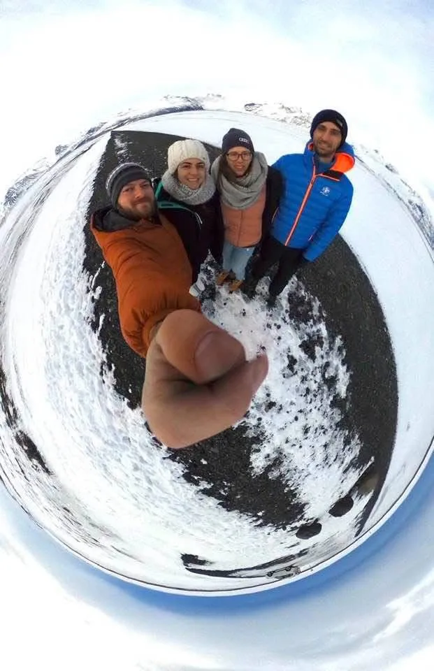 Grupo sonriendo dentro de un túnel de hielo