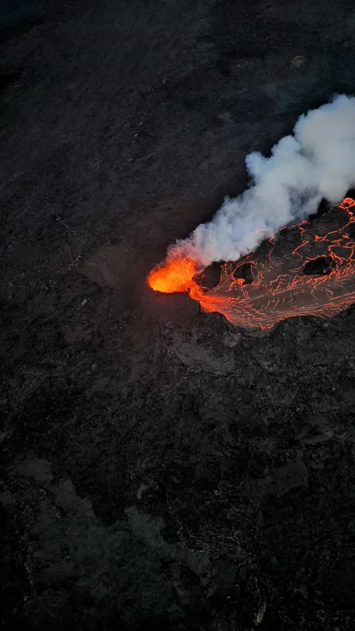 Cráter volcánico con río de lava brillante