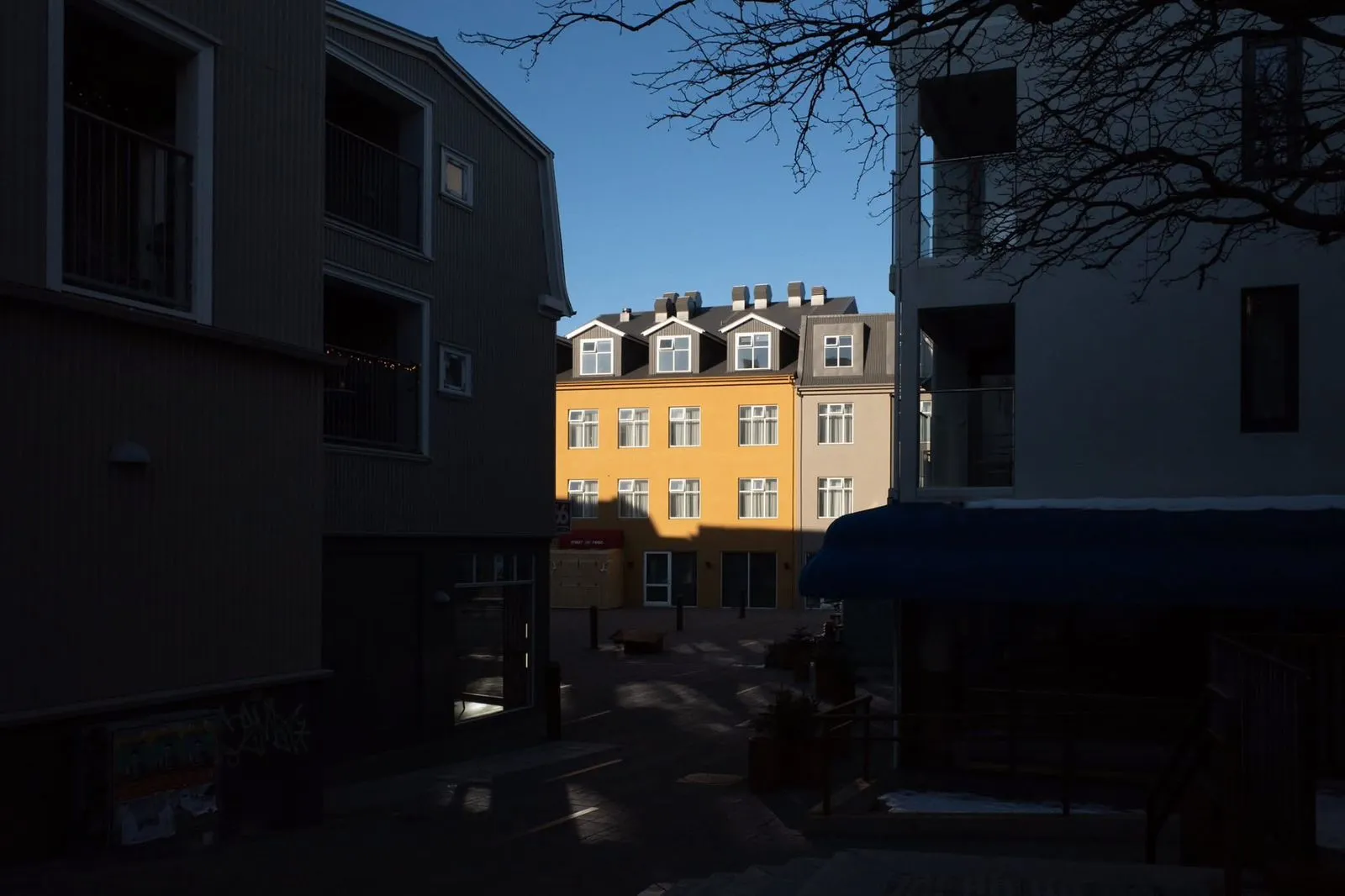 Aurora boreal verde iluminando montañas nevadas