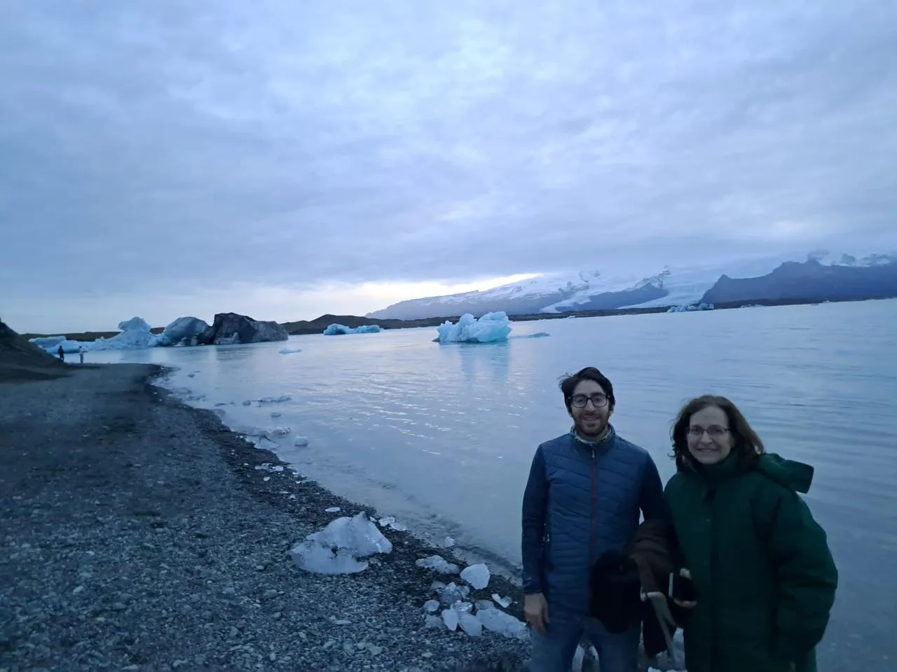 Exploradores caminando sobre un glaciar azul