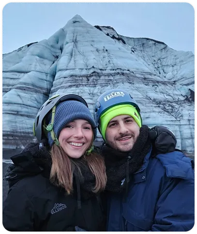 Guía conduciendo un trineo de perros sobre nieve