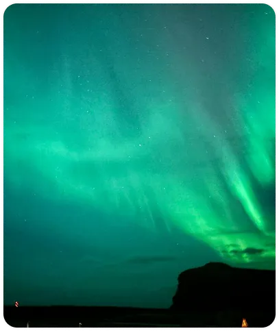 Pareja tomándose una selfie en una carretera escénica de Islandia