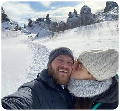 Vista de un lago azul rodeado de montañas nevadas