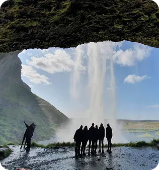 Carretera islandesa rodeada de montañas