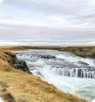 Cascada islandesa en un día despejado