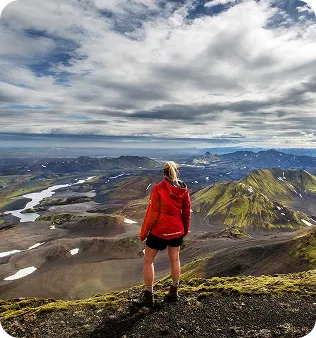 Pareja admirando una cascada en Islandia