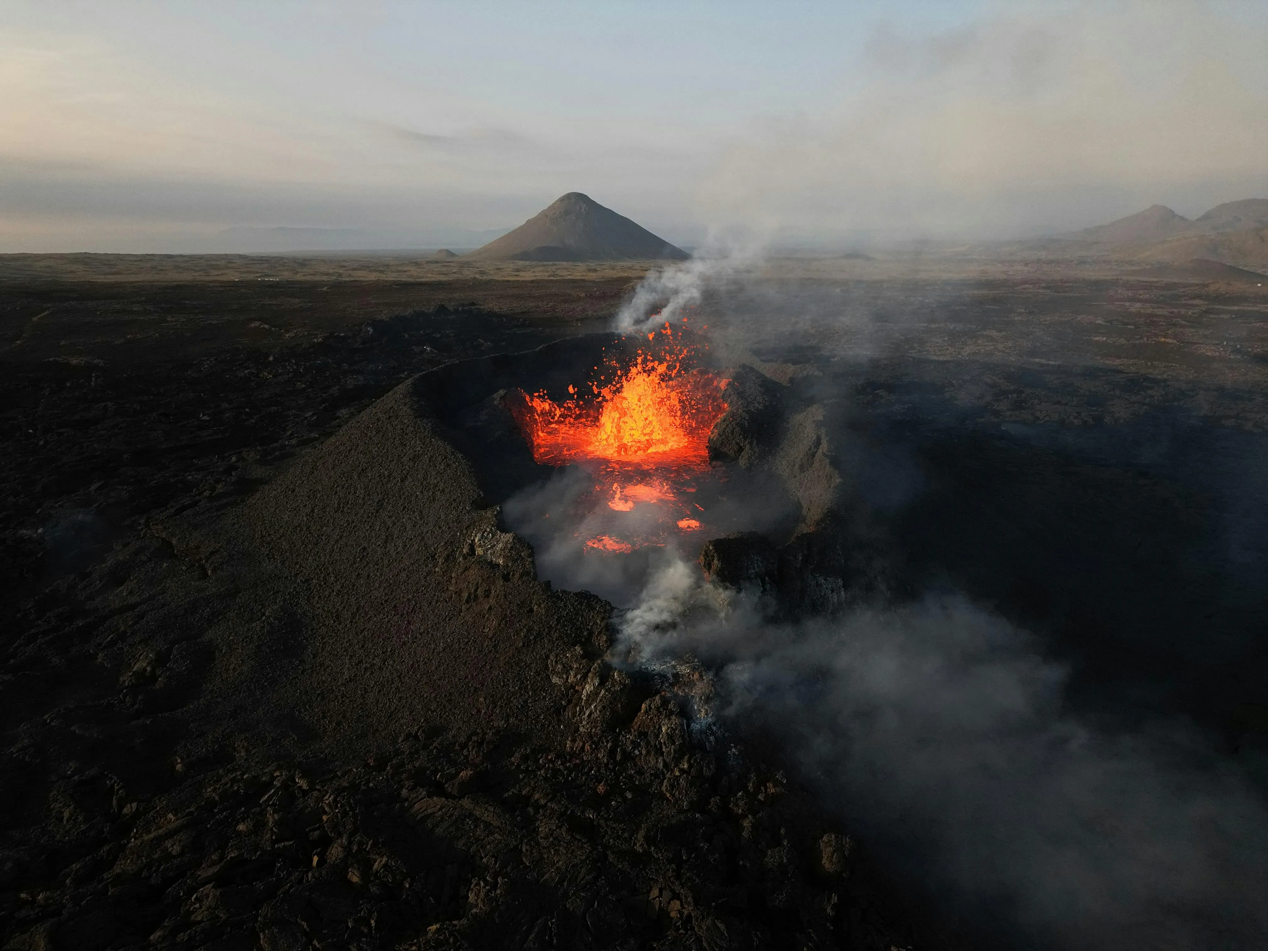 Erupción de lava sobre un paisaje volcánico islandés